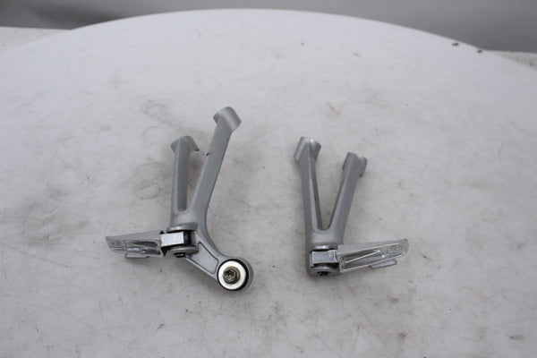 Passenger Footpegs Bracket Set Suzuki GSXR750 08-09 OEM